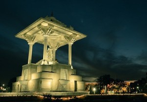 statue circle at night